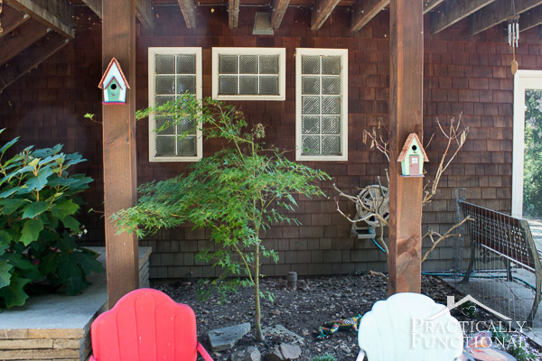 Simple Backyard Decorating Ideas: Paint a birdhouse!