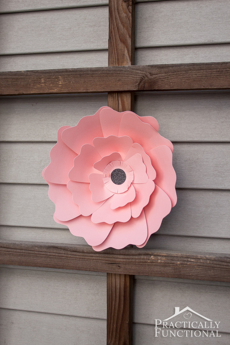 Love these DIY giant paper flowers! Perfect for a garden party or outdoor wedding!