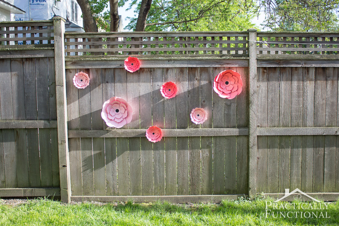 Love these DIY giant paper flowers! Perfect for a garden party or outdoor wedding!