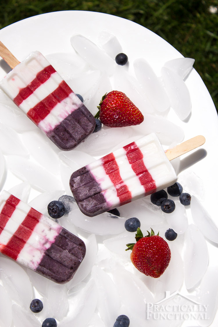 These cute American flag popsicles are so easy to make, and they're perfect for the 4th of July!