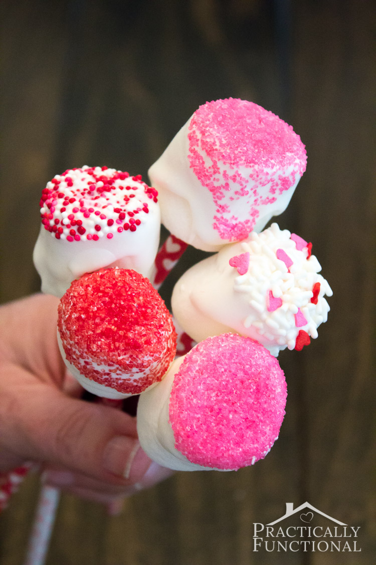If you need a last minute valentines idea, try these candy covered Valentine's marshmallow pops!
