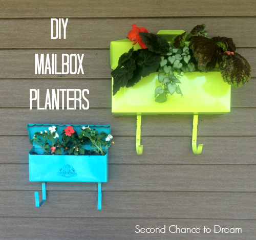 DIY Mailbox Planters - and ten other amazing DIY outdoor projects to try this spring!