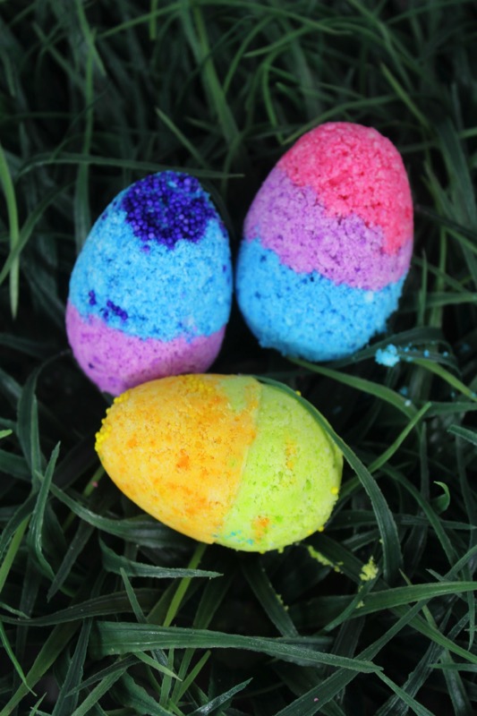 DIY Easter egg bath bombs - and 14 other awesome Easter crafts!