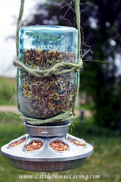 Mason jar bird feeder - and 13 other simple DIY outdoor weekend projects!