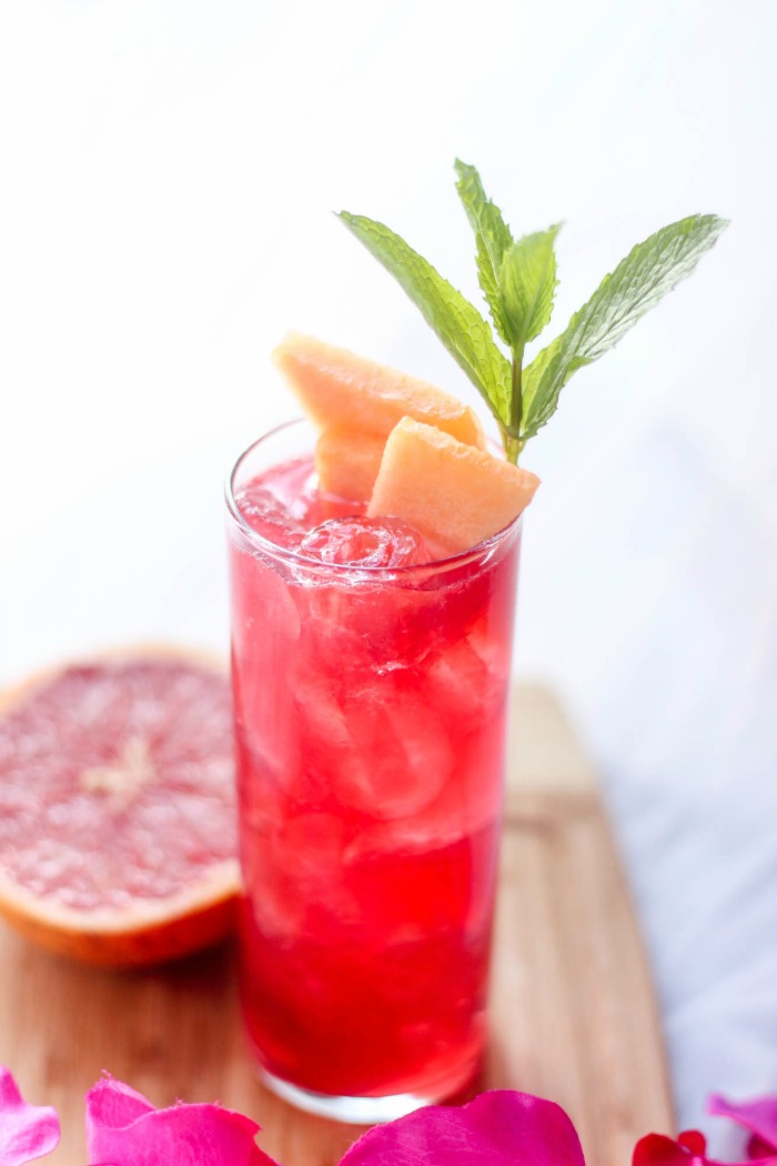Spicy Raspberry Cantaloupe Cocktail - and 15 other delicious summer drink recipes!