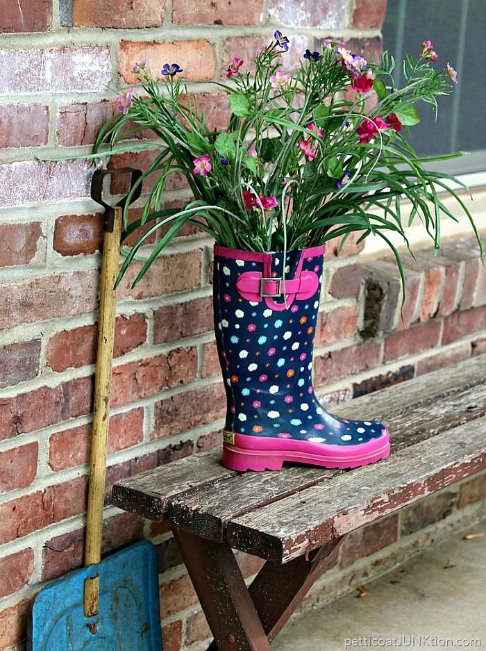Rain boots flower planter - and 13 other simple DIY outdoor weekend projects!