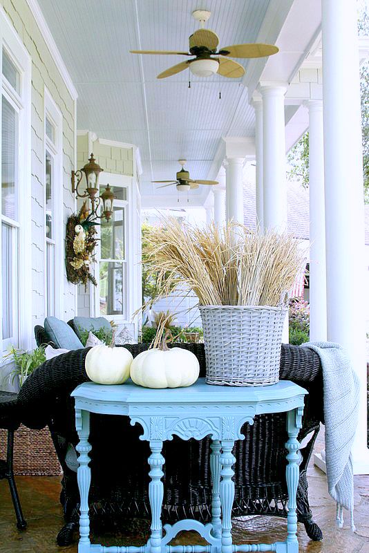 Fall front porch decor - and 9 other gorgeous fall porch ideas!