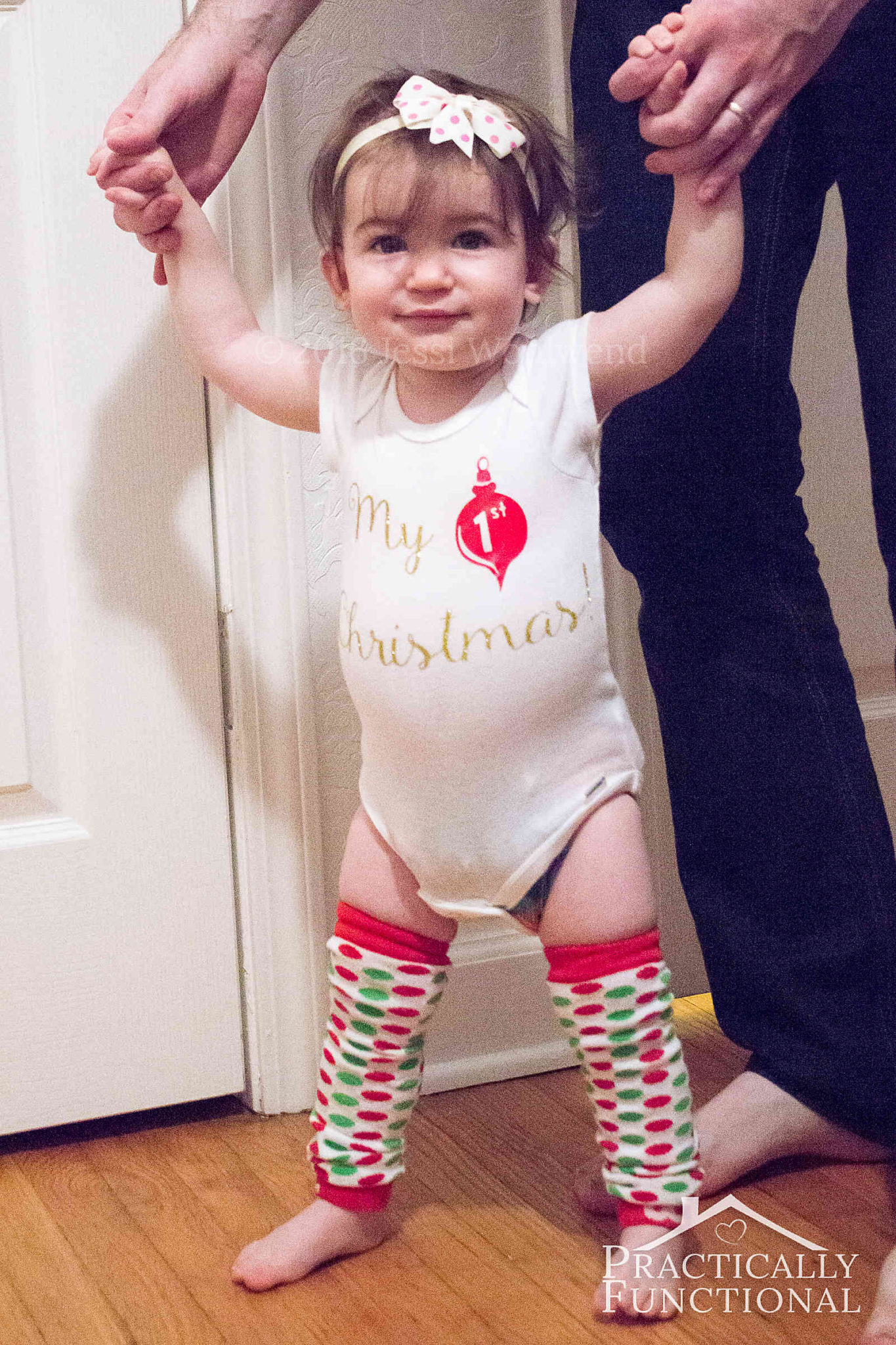 This My 1st Christmas onesie is such a great idea for a handmade gift for a baby shower or Christmas!