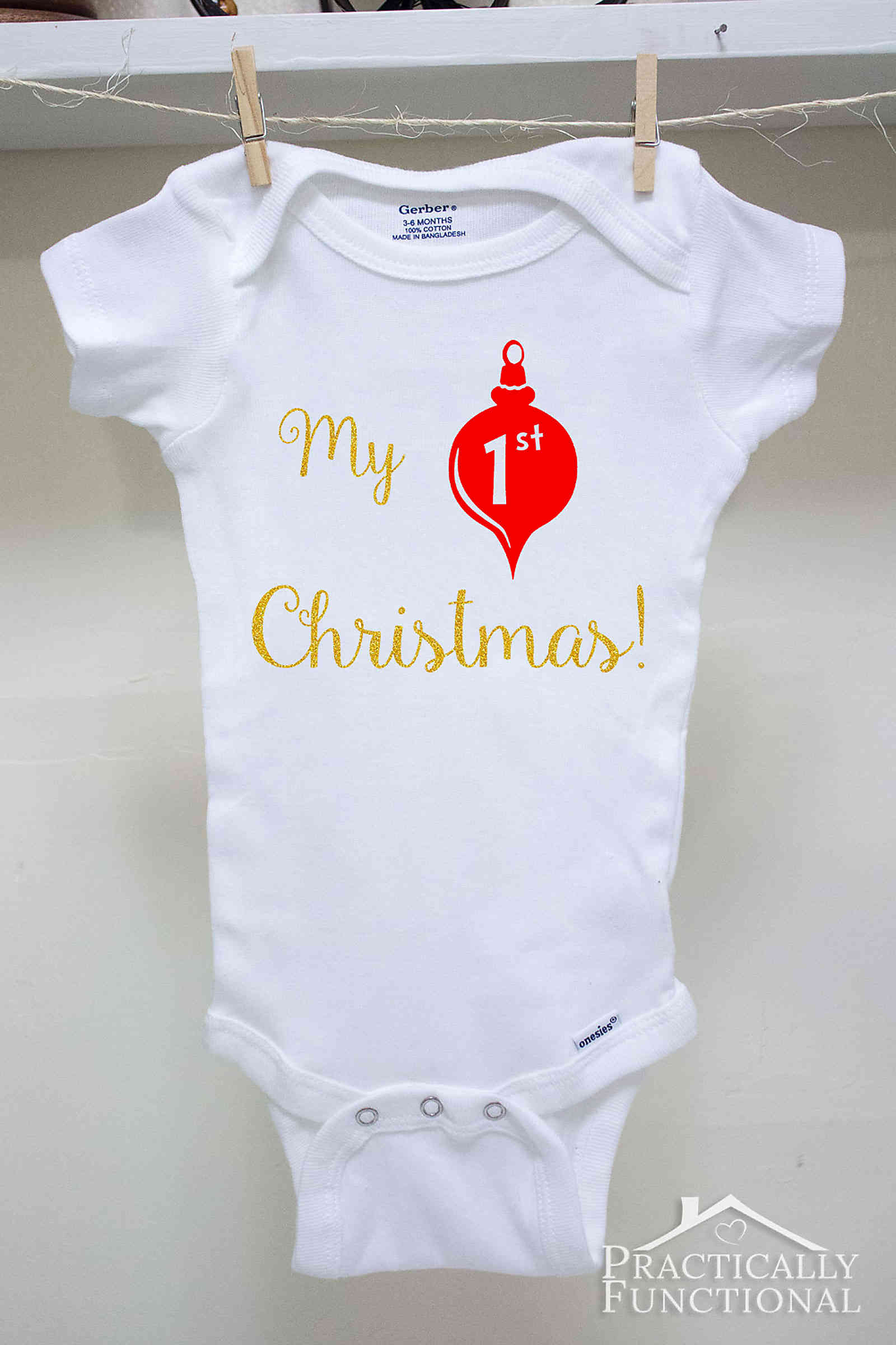 This My 1st Christmas onesie is such a great idea for a handmade gift for a baby shower or Christmas!